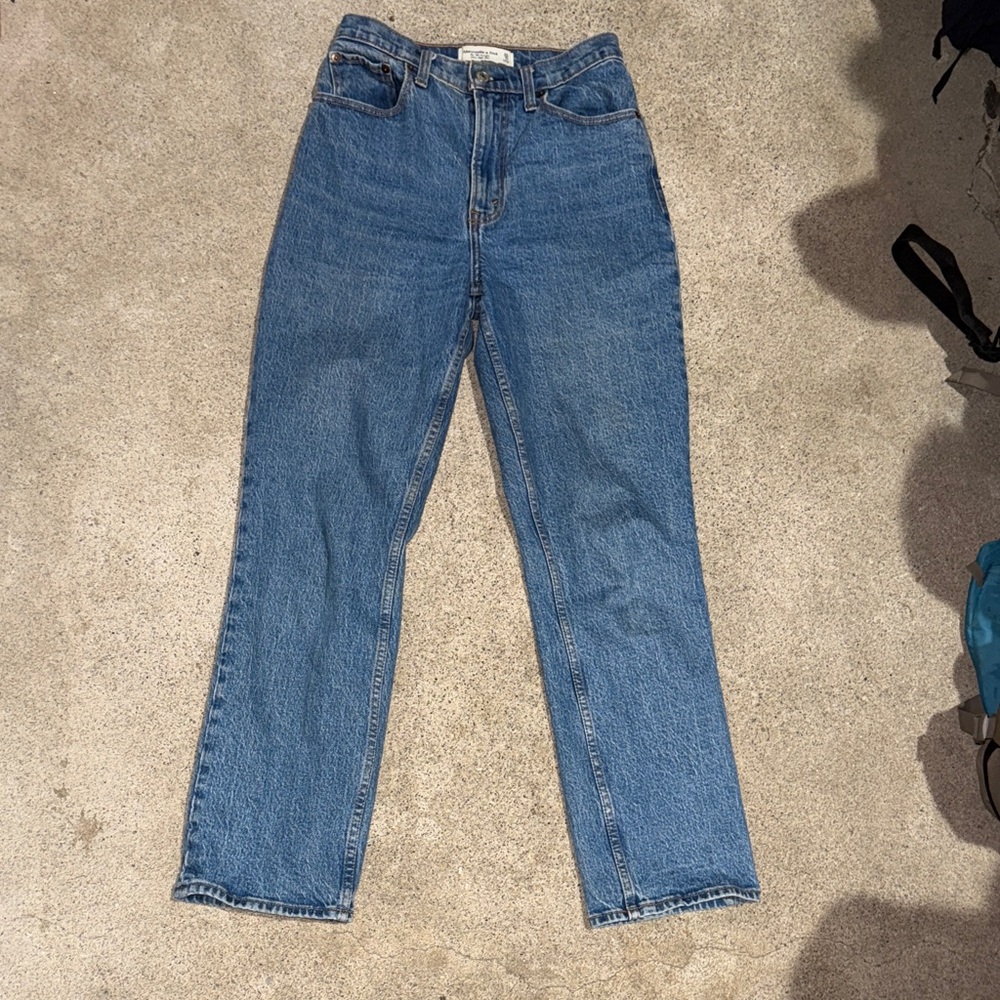 Abercrombie The ‘90s Straight Ultra High Rise Curve Love Jean